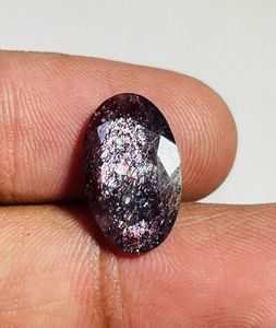 Iolite naturelle facettée, de couleur sang, à reflets multiples, taille ovale. - Product Image 1