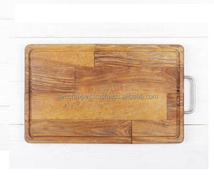 Una tabla de cortar de madera, comúnmente utilizada para preparar y servir alimentos. Estas tablas son apreciadas por su durabilidad, - Product Image 4