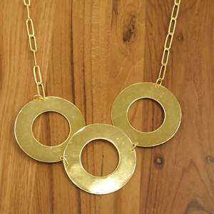 Collar llamativo de latón chapado en oro para mujer |   Collar con Colgante de Círculo Geométrico y Cadena de Clip |   Fabricación de Joyería OEM ODM - Product Image 4
