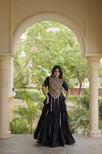 Lehenga Choli noir long jusqu'au sol avec broderies miroir, robe de mariage indienne traditionnelle pour femmes - Product Image 2