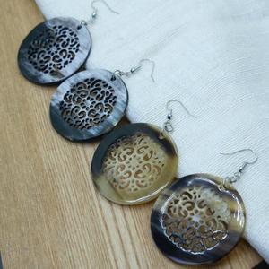 Boucles d'oreilles circulaires en corne de buffle sculptée, motif floral, écologiques, artisanales, modernes, naturelles, pour femmes, usage quotidien - Product Image 5
