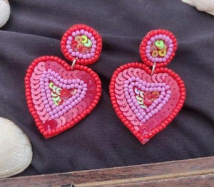 Bijou artisanal léger en perles de rocaille brodées, coton perlé, rouge rose, sequins, design Saint-Valentin, pièce maîtresse - Product Image 3