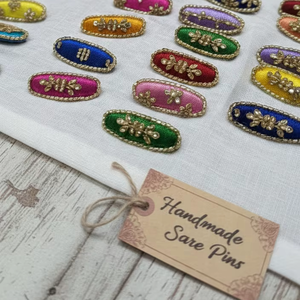 Exquisitos Pasadores de Saree Zardosi Hechos a Mano, Set de Broches Bordados Artesanales con Tela de Seda y Trabajo de Gota Dorada, Accesorio Étnico - Product Image 1