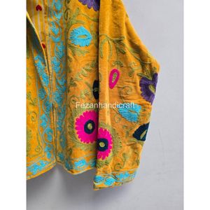 เสื้อแจ็คเก็ตคอจีนกำมะหยี่ปักลายดอกไม้ แขนยาว งานแฮนด์เมดสำหรับผู้หญิง สวมใส่ในฤดูใบไม้ผลิ สีเหลืองพร้อมลวดลายหลากสี - Product Image 5