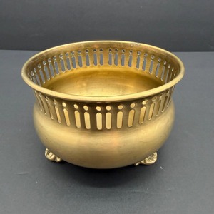 Mini maceta de latón con acabado dorado, perfecta para eventos, decoración de mesas auxiliares y uso en interiores del hogar, procedente de la India. - Product Image 2