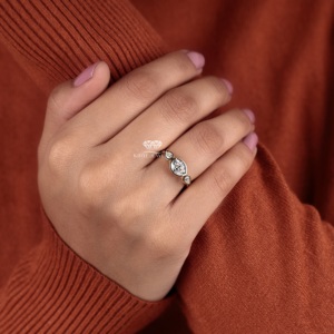 Bague de fiançailles et de mariage en or jaune 14 carats avec diamant ovale de laboratoire serti clos et trois pierres latérales en forme de poire, haute qualité EGL - Product Image 3