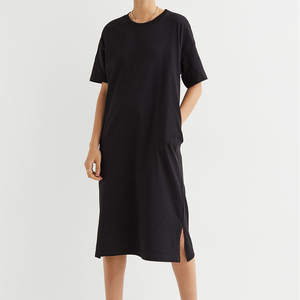 T-shirt personnalisé pour femme à col rond, manches courtes, épaules tombantes, coupe ample, en polyester/coton, avec décoration de lettres - Product Image 1