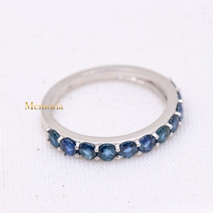 Bague demi-éternité en or blanc massif 18 carats avec saphir bleu naturel rond serti de griffes, bijoux fins Memoria Jewels, vente en gros - Product Image 3