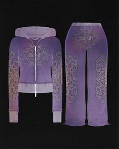 Survêtement en velours brodé sur mesure |   Ensemble de vêtements pour femmes, sweat à capuche en velours de luxe avec fermeture éclair et pantalon évasé |   Fabricant de vêtements streetwear en deux pièces OEM - Product Image 4