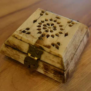 Caja de Joyería Ovalada Elegante de Hueso de Camello y Latón Hecha a Mano en India, AL MALIK CRAFT, Precio Razonable - Product Image 1