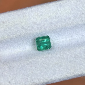 Esmeralda Natural de Zambia de 0.70 Ct, Verde Vibrante, Corte Escalonado, Piedra Preciosa Suelta para Joyería de Alta Gama, Anillos y Colgantes - Product Image 2