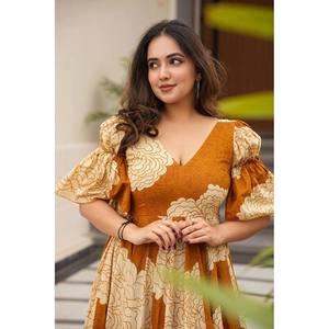 Vestido de Fiesta de Diseñador con Hermoso Estampado Floral Digital, Talla XS, Silueta en A Cómoda, Cintura Impero - Product Image 5