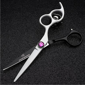 Tijeras de peluquero de acero inoxidable recubiertas Titanio Negro Blanco Cómoda herramienta de corte de cabello de 3 dedos con tres anillos Herramienta de belleza - Product Image 4