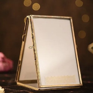 Miroir de table rectangulaire en laiton avec cadre à motifs en relief, support d'affichage vertical en métal réfléchissant - Product Image 1