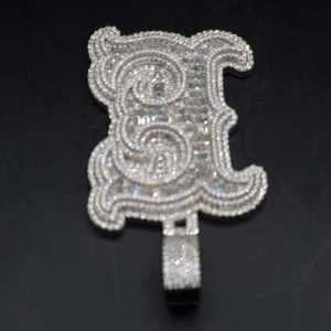 Pendentif personnalisé lettre B serti de diamants, finition or blanc avec accents en spirale et collier en moissanite taille baguette - Product Image 2