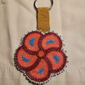 Porte-clés décoratif classique avec broderie à la main et perles de rocaille, porte-clés perlé classique fait main et durable par MULTI CRAFT - Product Image 2