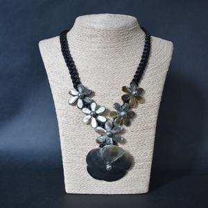 Collana Personalizzata a Forma di Fiore in Madreperla su Nylon Intrecciato per Donna - Product Image 5