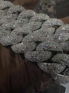 สร้อยข้อมือแบบ Cuban Link ประดับเพชร Moissanite ทรง Brilliant Cut ระดับ VVS ทองคำแท้ 9K รับรองโดย IGI สำหรับทั้งชายและหญิง สินค้าขายดีอันดับหนึ่ง สไตล์ฮิปฮอปสุดหรู - Product Image 2