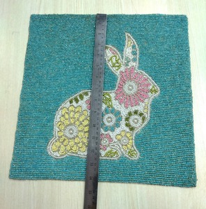 Set de table lapin perlé turquoise fait main en perles de rocaille, motif floral, pour Pâques et décoration de table de printemps - Product Image 3
