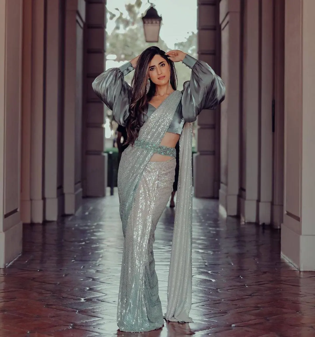 Blusa de trabalho com bordado de sequência Georgette estilo sexy de Bollywood para mulheres fabricante de Surat, Índia, aparência elegante