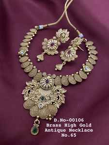 Ensemble de collier et boucles d'oreilles traditionnels indiens en laiton antique plaqué or pour femmes - Bijoux de mariée et de soirée - Product Image 3