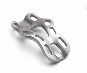 Placa de acero inoxidable de alta calidad mecanizada por CNC implantada por Vartis Engineering - Product Image 1