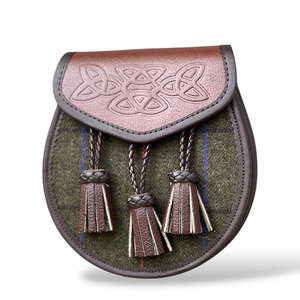 Sporran écossais pour homme en cuir marron avec double sac intérieur en tweed, sangle à chaîne et motif celtique gaufré - Product Image 3