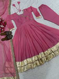Vestido Anarkali de organza estilo elegante con mangas largas y bordado de lentejuelas, incluye pantalón cosido y dupatta pesado. - Product Image 5