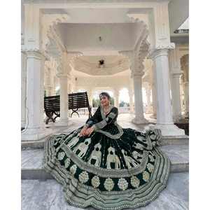 Vêtements indiens et pakistanais brodés Lehenga Choli avec séquence - Product Image 5