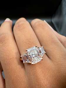 Bague unique en moissanite taille radiant avec pierres latérales trapézoïdales pour femme, en argent 925 original, pour cadeau de promesse de mariage ou pour elle - Product Image 5