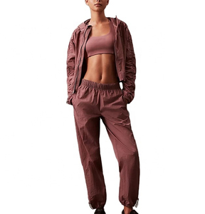 Conjunto Deportivo de Nylon para Mujer, Corte Ajustado, Chaqueta Deportiva Elástica y Pantalones Ajustados, Ropa Deportiva para Gimnasio - Product Image 1
