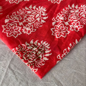 Tela de Algodón Clásica con Estampado Floral a Mano sobre Base Roja |   Textiles Artesanales Indios - Product Image 1