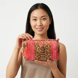 Pochette cosmétique tendance bohème en velours tigre, fermeture éclair durable, doublure imperméable, quatre poches latérales internes - Product Image 3