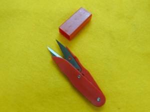 Coupe-fil DK-448 avec poignée en plastique |   Ciseaux à broder avec manche en plastique rouge, lame en acier inoxydable, ciseaux de tailleur - Product Image 1