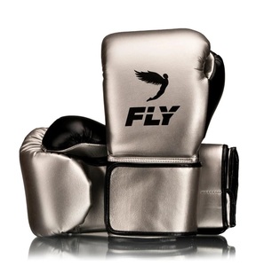 Ensemble de sparring MMA FLY personnalisé en cuir de vachette véritable avec sangle réglable, comprenant des gants de boxe, un protège-tête et un protège-guêtres - Product Image 6