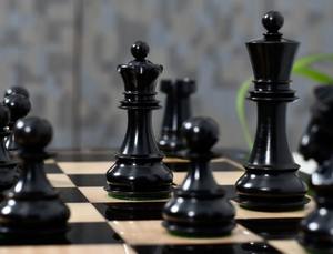 Pièces d'échecs Premium Dubrovnik 1950 V3.0 en bois d'ébène noir et buis naturel, roi de 3,75 pouces, au meilleur prix - Product Image 3