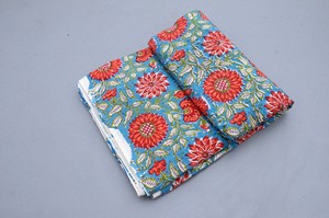 Tissu 100% coton doux et pur à imprimé floral pour vêtements - Robe indienne pour robes, rideaux, vêtements de nuit, jouets - Léger - Product Image 2