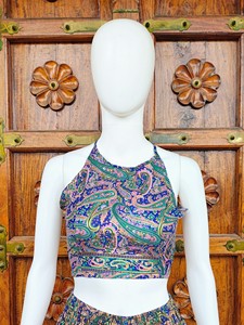 ชุดเซ็ตผ้าซาตินพิมพ์ลายเพสลีย์สไตล์โบฮีเมียนสำหรับผู้หญิง เสื้อครอปคอ halter และกางเกงขาสั้นเอวยางยืด เหมาะสำหรับใส่เที่ยวทะเลในช่วงฤดูร้อน - Product Image 3