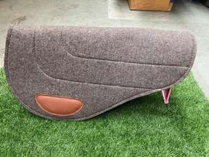 En gros Tapis de selle western standard en feutre de laine mérinos 100% 18 MM, type jupe ronde, 30x28, pour équipement équestre - Product Image 2