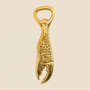 Abridor de Botellas con Forma de Pinza de Cangrejo Dorada, Diseño Náutico con Metal Resistente y Funcionalidad Elegante para tu Bar - Product Image 1