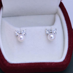 Boucles d'oreilles fines en argent S925 en gros, perles d'eau douce rondes blanches de 6 à 7 mm, lumière intense, presque parfaites, design minimaliste - Product Image 2