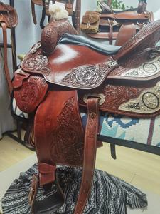 Silla de montar western de cuero marrón oscuro con adornos florales y conchos plateados - Product Image 1