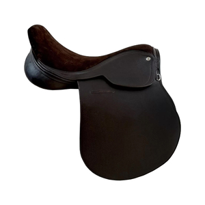 Selle de polo durable conçue pour le confort du cavalier, offrant une position équilibrée et un contrôle optimal pendant l'entraînement, la pratique et les compétitions. - Product Image 1