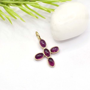 Colgante de cruz de granate rojo chapado en oro, dije ovalado de piedra preciosa, delicada joyería religiosa, collar minimalista hecho a mano para mujer - Product Image 2