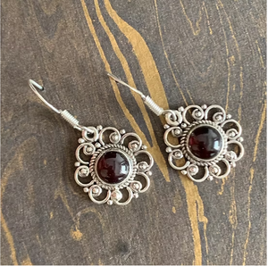 Pendientes de Granate de 3.9 Gramos, Ligeros, de Plata de Ley, con Diseño de Flor Minimalista, para Regalo de Boda - Product Image 2