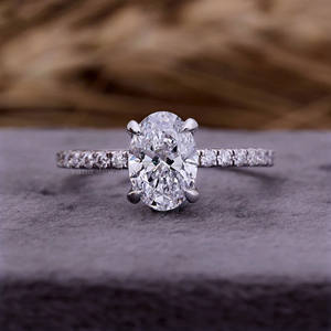 Anillo de compromiso de diamante cultivado en laboratorio de oro blanco de 10K, anillo de propuesta de boda de diamante de corte ovalado para mujer, estilo de conjunto de punta de garra y pavé - Product Image 1