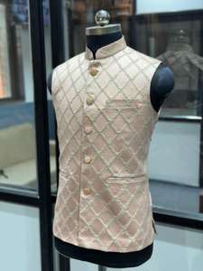 Abrigo indio de alta gama para hombre con bordados y lentejuelas, ideal para novios, disponible a buen precio. - Product Image 4