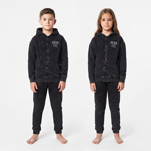 Conjunto deportivo moderno de color negro para niños, de algodón con lavado ácido, con cremallera completa y pantalones tipo jogger para niño y niña. - Product Image 1