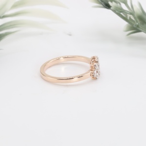 Anillo de compromiso geométrico en oro rosa con diseño de rejilla clásica y diamantes cultivados en laboratorio, joyería fina para mujer. - Product Image 3