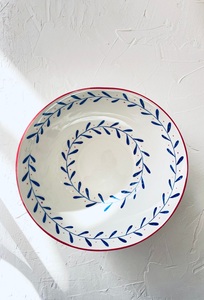 Elegante Tazón de Cerámica para Comedor con Delicado Diseño de Enredaderas Azules, Acabado Brillante para una Presentación Contemporánea en la Cocina - Product Image 5